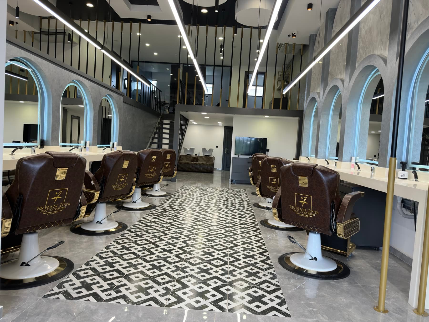 Yenişehir salonu — koltuklar ve kemerli aynalar