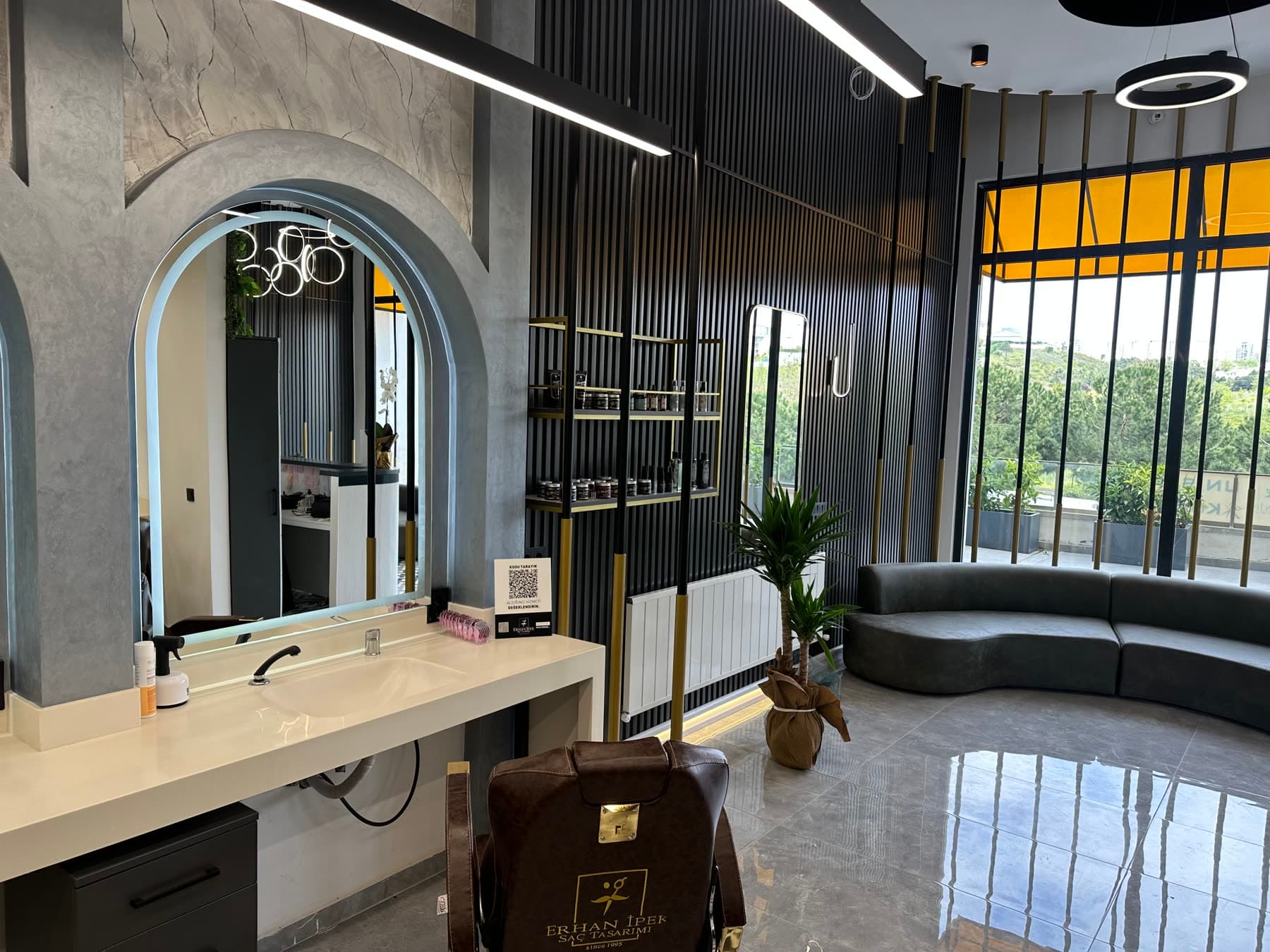 Yenişehir salonu — makyaj ve bakım köşesi