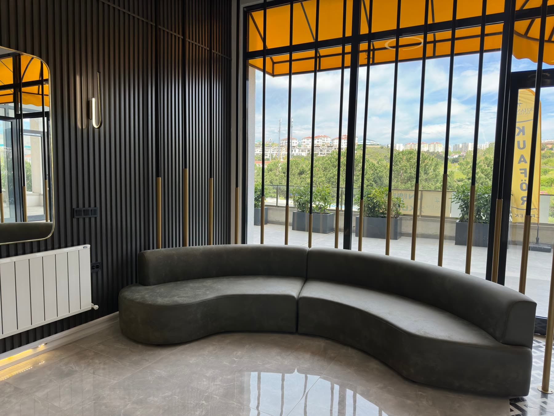 Yenişehir salonu — bekleme alanı